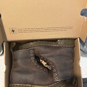 1460 CRAZY HORSE LEATHER LACE UP BOOTS